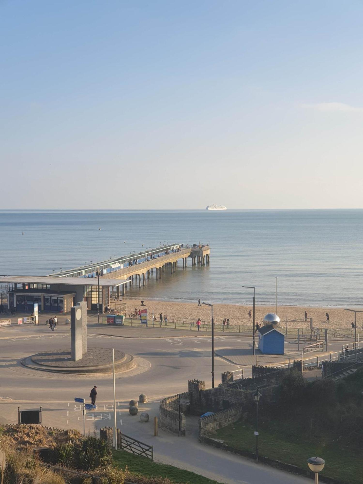 Beachfront Apartment With Bbq Sun Deck Bournemouth Kültér fotó